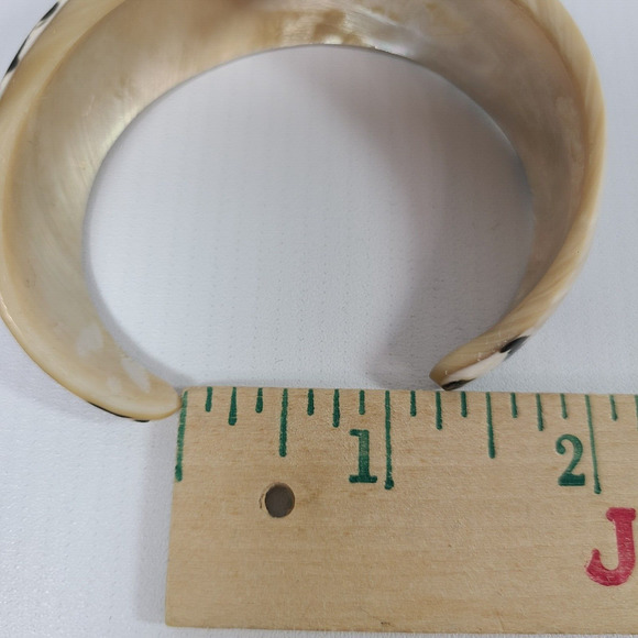 Vintage Black White Shell Cuff Bracelet and Ring Carved From Single Piece - Picture 10 of 12